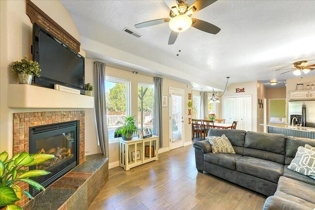 Building Photo - Expansive 5 Bedroom Home with Additional O...