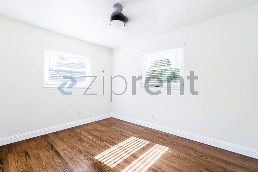 Building Photo - Unit 1