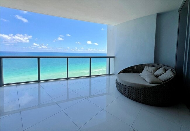 Building Photo - 17121 Collins Ave