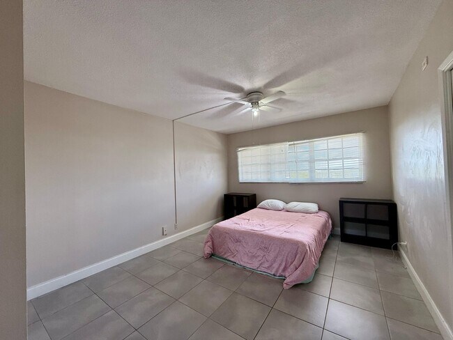 Building Photo - 3100 N Palm Aire Dr