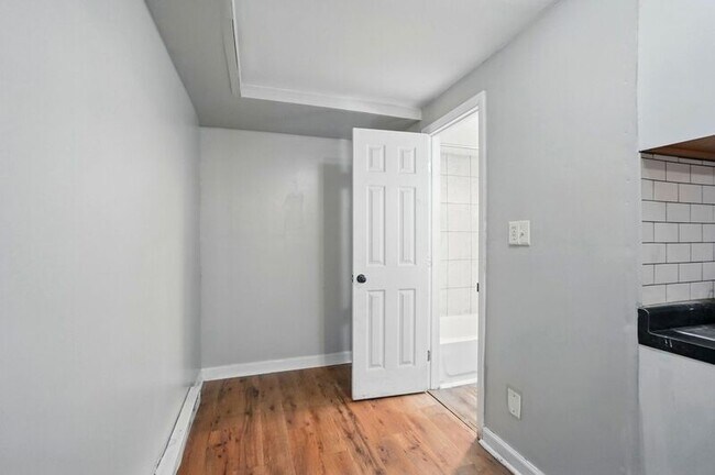 Building Photo - 39 Wuest St