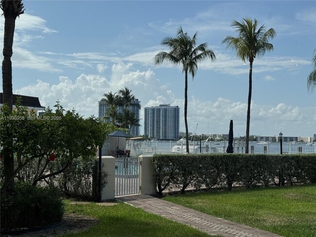Building Photo - 2821 N Miami Beach Blvd