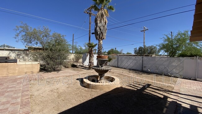 Building Photo - 700 W Calle Colado