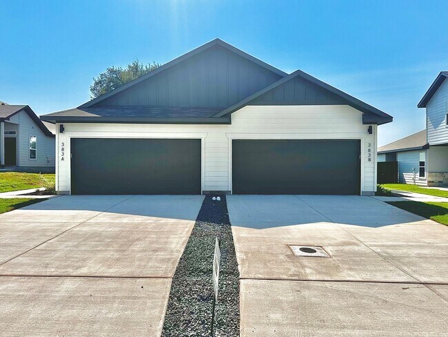Primary Photo - Luxury 3-Bed, 2-Bath Duplex in Buda!