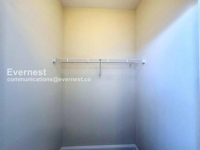 Building Photo - 2 Bed/4 Bath Condo with Detached Garage / Pet-Friendly / Available Now!