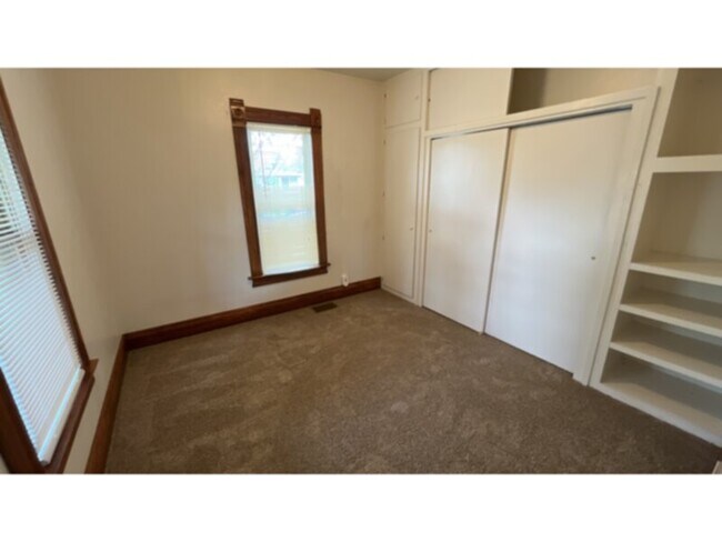 Building Photo - This downtown charmer is located near new ...
