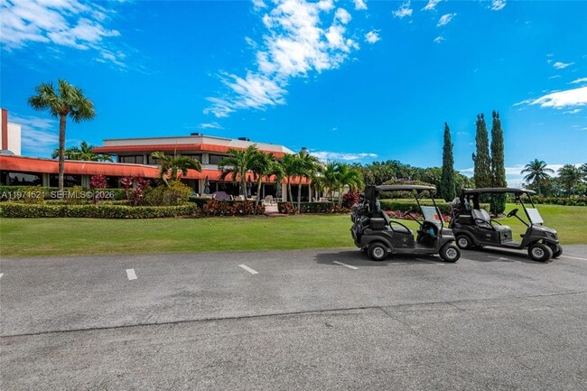 Building Photo - 9811 N Hollybrook Lake Dr