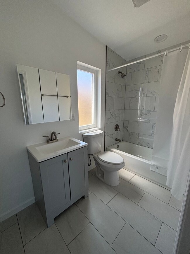 Building Photo - 3 bed 3 bath Home for Rent in San Diego WA...