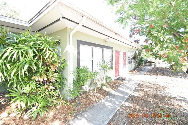 Building Photo - 402 S Comet Ave
