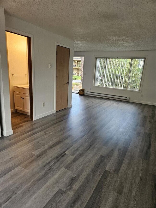 Building Photo - Remodeled 2/1.5 Townhome in a Quiet Fourplex