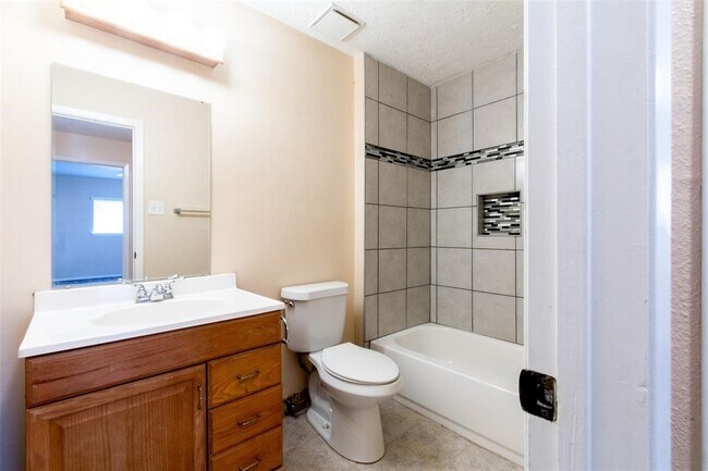 Building Photo - 2527 Colonial Ridge Dr