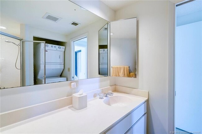 Building Photo - 221 NE Plantation Rd