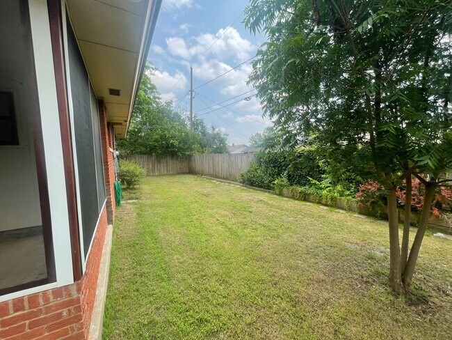Building Photo - 4 bed 2 bath 2 car, Great Character and st...