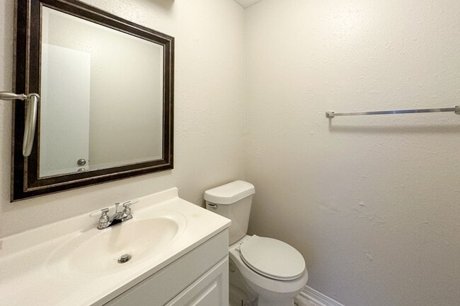 Building Photo - Gorgeous Upstairs 2 Bed 2 Bath In The Heart Of Norman!