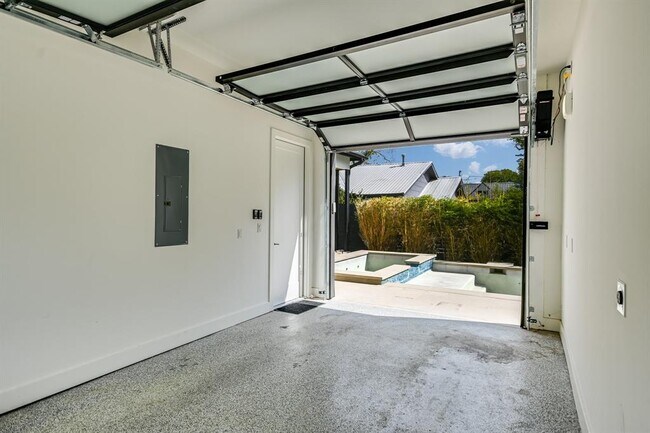 Building Photo - 2015 De Verne St