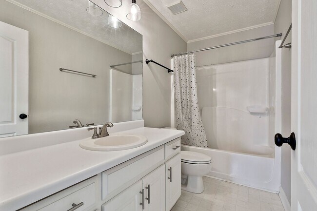 Building Photo - 4 Bed 2.5 bath in Fayette close to Everything!