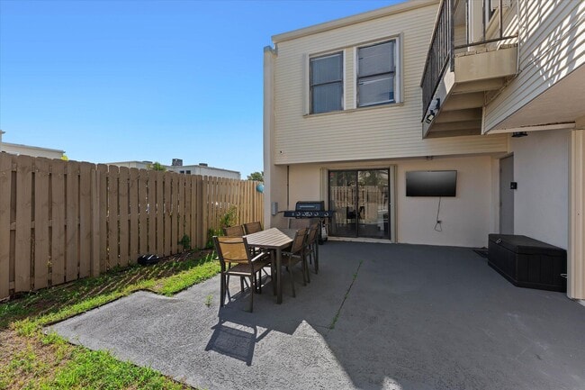 Building Photo - 1596 Shaker Cir