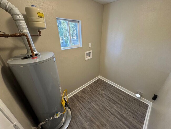 Building Photo - 303 Evergreen Hill