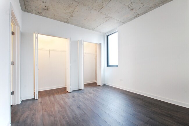 Building Photo - 1715 W Roscoe St