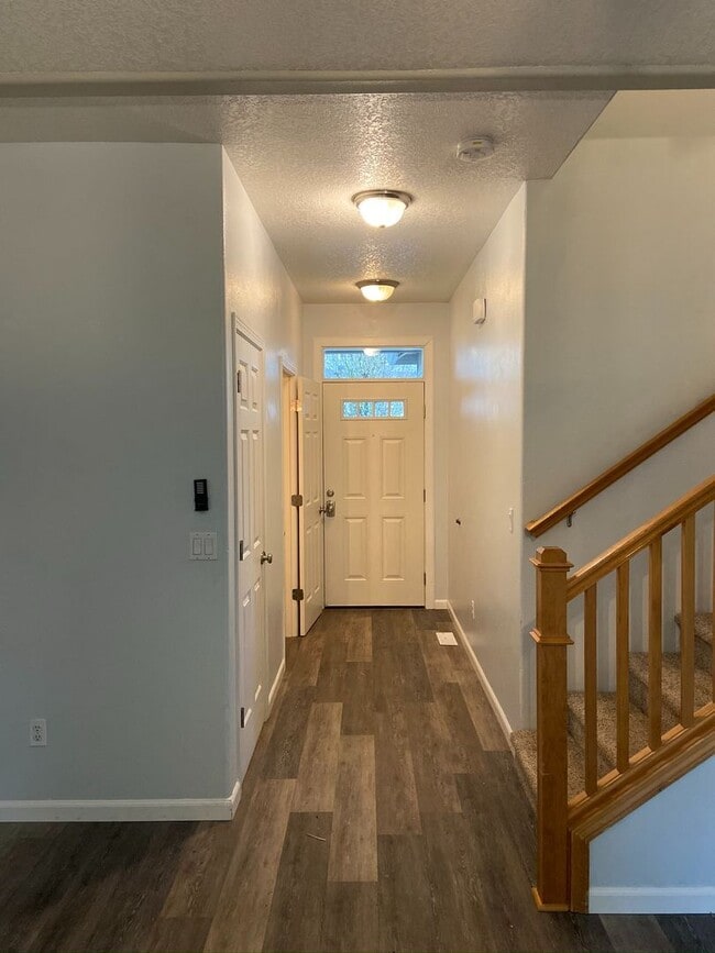 Building Photo - Wonderful 3B/2.5Ba Home that Backs to Peac...