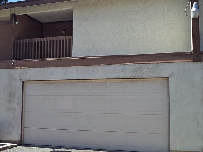Building Photo - "Charming 2-Bedroom Retreat with Spacious ...