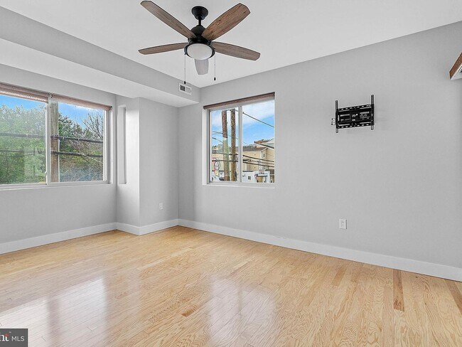 Building Photo - 900 N 16th St