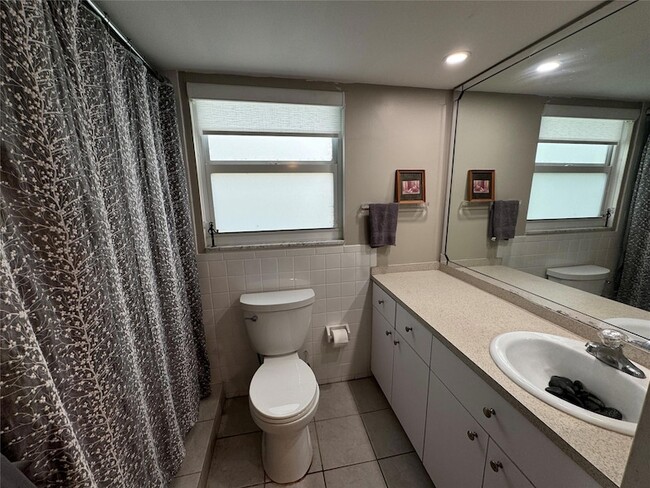 Building Photo - 2601 S Palm Aire Dr
