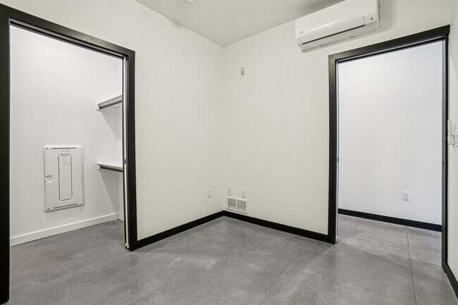 Building Photo - Urban 1-bedroom/ 1-bath Corner Unit in Cit...