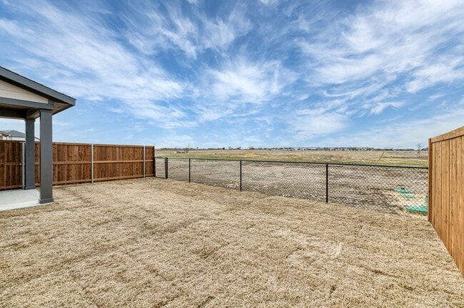 Building Photo - AVAILABLE NOW! 3 BEDROOM TRIPLEX LOT LOCATED ON 1-ACRE LOT IN MIDLOTHIAN, TX!