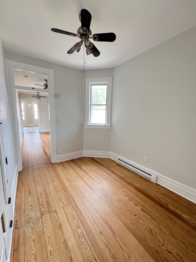 Building Photo - 492 Monmouth St