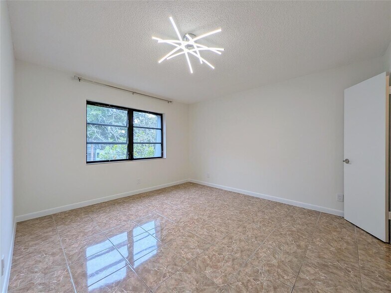 Building Photo - 3101 Oakland Shores Dr