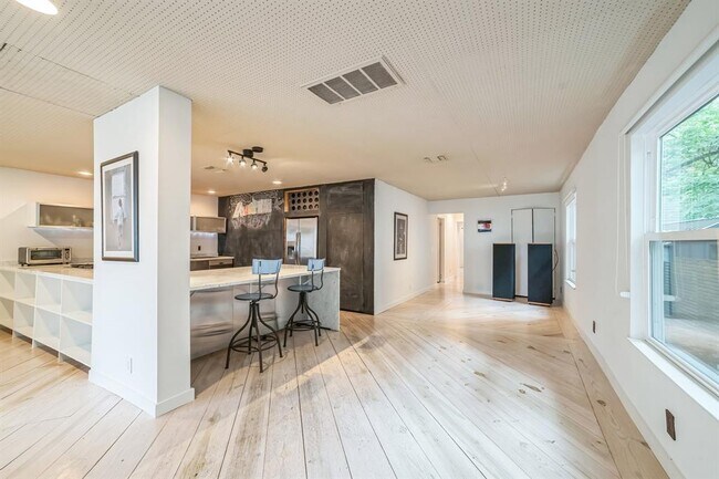 Building Photo - 64 Comal St