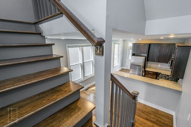 Building Photo - 160-162 E 3rd Ave