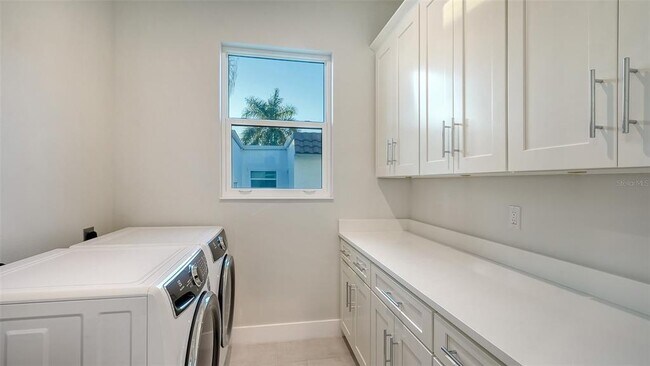 Building Photo - 1537 Siesta Dr