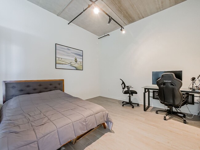 Building Photo - AVAILABLE NOW! Modern and Upscale 2-Bed Condo in Downtown Royal Oak