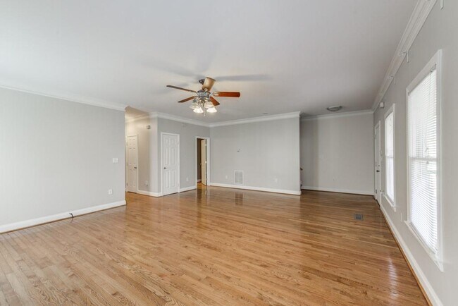 Building Photo - 105 Vanira Ave SE
