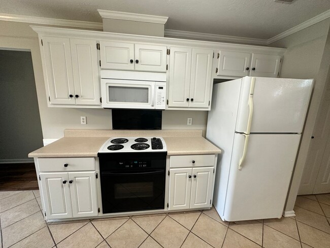 Building Photo - 4 bed 2 bath home with 2 car garage, covered patio, and fenced backyard