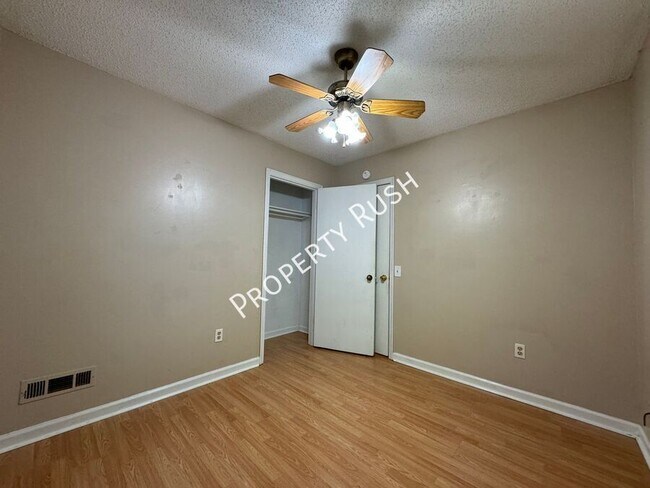 Building Photo - 1620 Hickory Pl