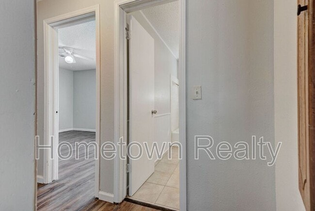 Building Photo - 208 W Shadywood Dr