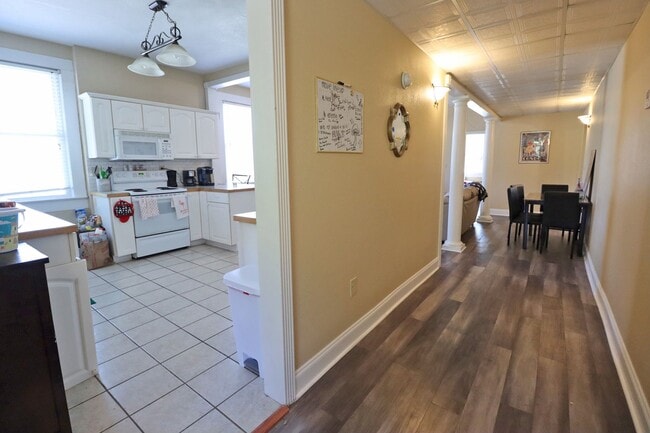 Building Photo - 4BR/2.5BA Urban Charm Meets Creative Energ...
