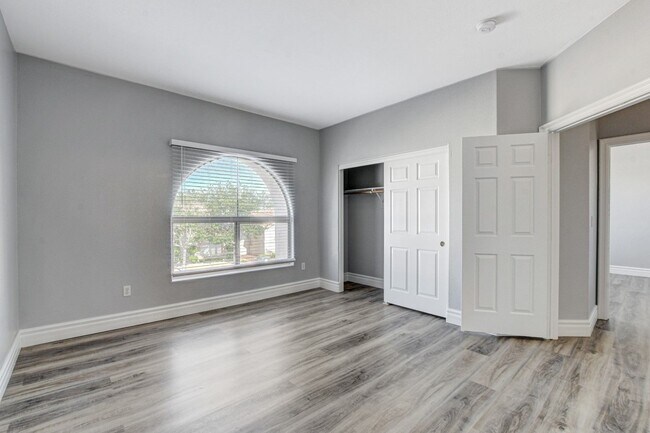 Building Photo - MASSIVE 5 BEDROOM, 2 STORY HOME IN DESIRABLE RHODES RANCH GOLF COURSE COMMUNITY!