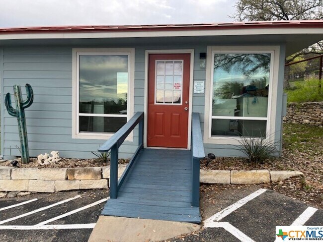Building Photo - 943 Parkview Dr