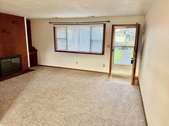 Building Photo - Milwaukie Triplex in quiet neighborhood w/ garage parking