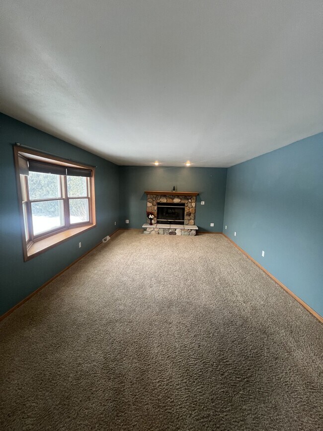 Building Photo - N6188 Shadybrook Ln