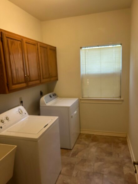 Washer and dryer - 15603 Rose Cres