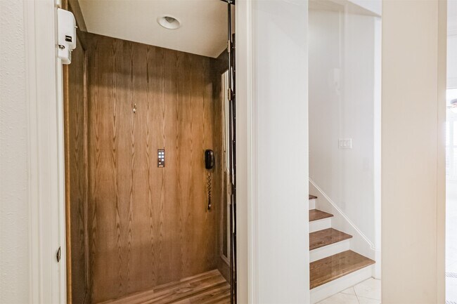 Building Photo - 407 W Bell St