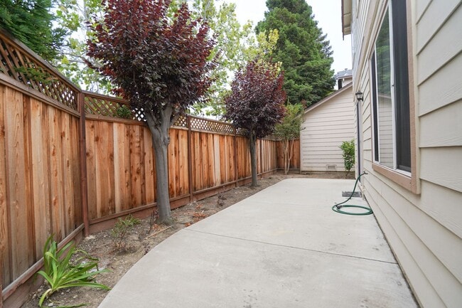 Building Photo - Spacious Home in Excellent Location!