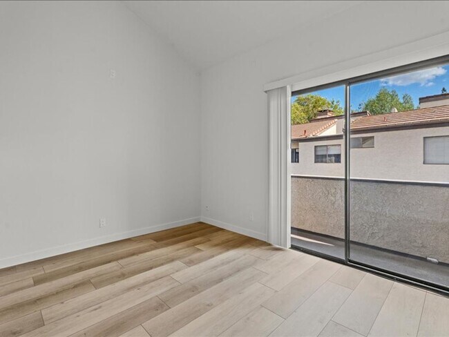Building Photo - Spacious 3Beds+2.5Baths Townhouse With A B...