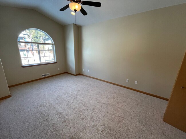 Building Photo - Spacious 3 Bed/3.5 Bath Home with Two Prim...