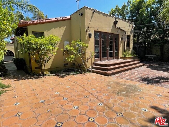 Building Photo - 309 Crescent Dr